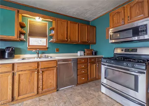 46 Prospect St, Struthers, OH 44471 photo 3