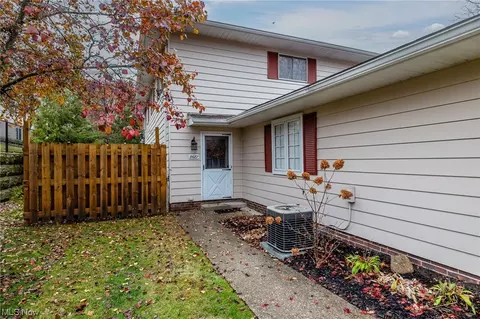 8687 Fox Rest Dr #42, Brecksville, OH 44141