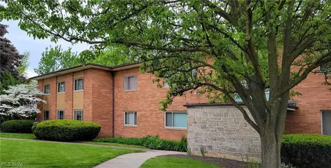 1750 Wagar Rd #202, Rocky River, OH 44116