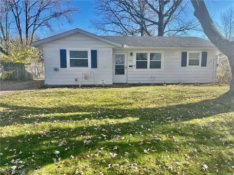 440 Walnut Dr, Berea, OH 44017