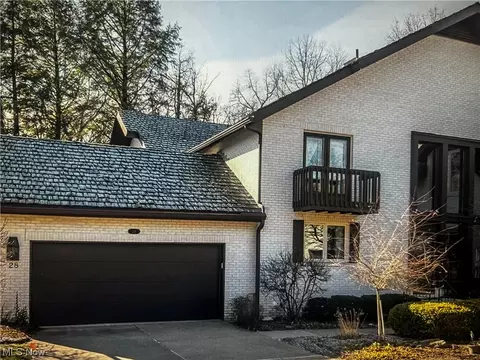28 Auburn Ave SE, North Canton, OH 44709