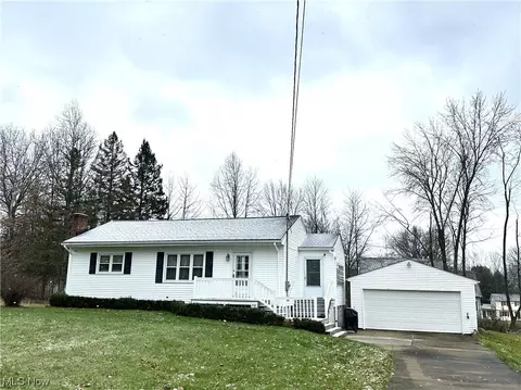 6978 Pine Grove Dr, Hubbard, OH 44425