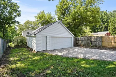 1384 Moore St, Akron, OH 44301 photo 4