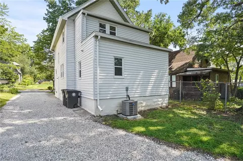 1384 Moore St, Akron, OH 44301 photo 3