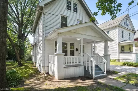 1384 Moore St, Akron, OH 44301 photo 2