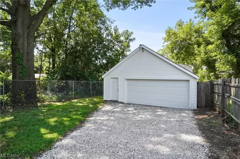 1384 Moore St, Akron, OH 44301 photo 5