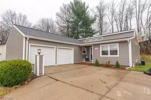 1304 Greenridge Dr NE, Massillon, OH 44646