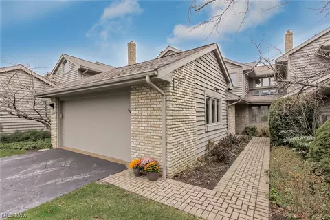 7 Deerfield Ln, Beachwood, OH 44122