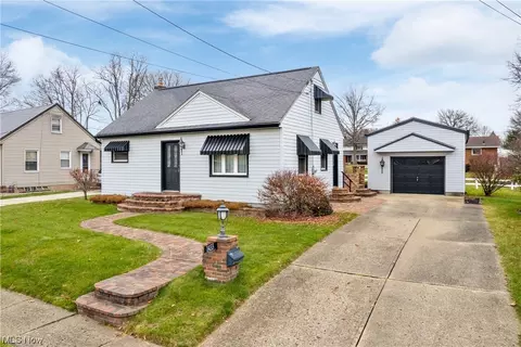 1433 E Broad St, Louisville, OH 44641