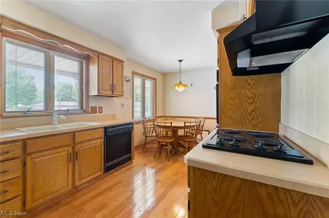 Kitchen - 97 Rocky Ledge Dr, Struthers, OH 44471 photo 4 of 5