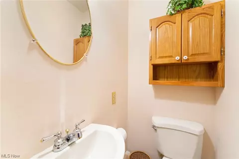 Bath - 97 Rocky Ledge Dr, Struthers, OH 44471 photo 2 of 4