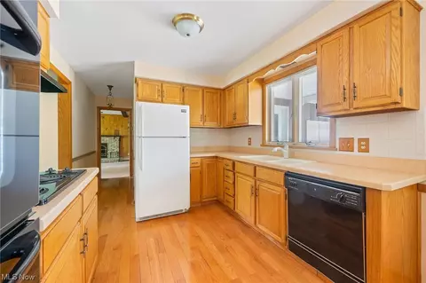 Kitchen - 97 Rocky Ledge Dr, Struthers, OH 44471 photo 1 of 5