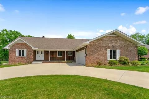 97 Rocky Ledge Dr, Struthers, OH 44471
