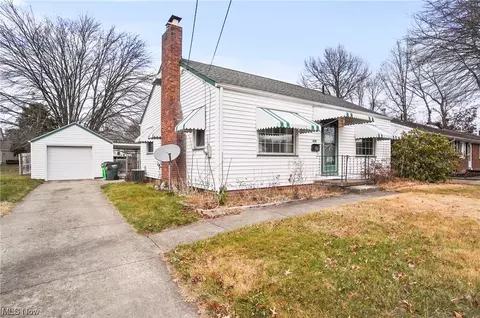 515 6th St NW, North Canton, OH 44720