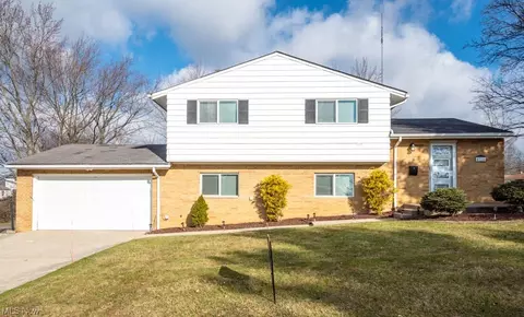 4780 Woodbury Hills Dr, Parma, OH 44134