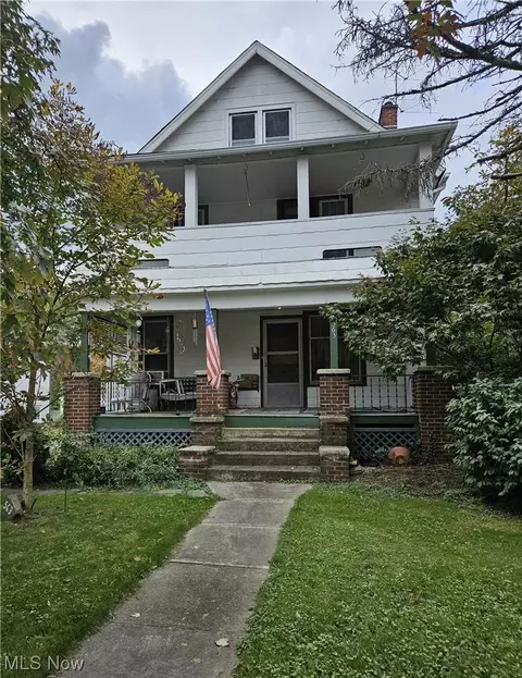 563 N Chestnut St, Ravenna, OH 44266