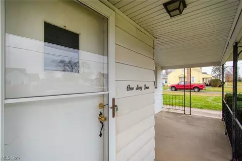 164 Helena Dr, Struthers, OH 44471 photo 2