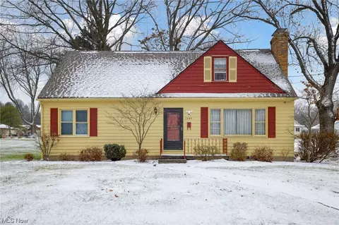 1557 Creighton Ave, Akron, OH 44310 photo 2