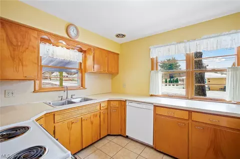 1557 Creighton Ave, Akron, OH 44310 photo 11