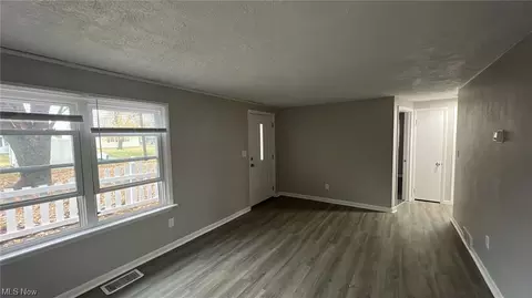 3178 Grant St, Lorain, OH 44052 photo 2