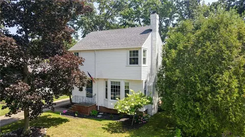 527 Juneway Dr, Bay Village, OH 44140