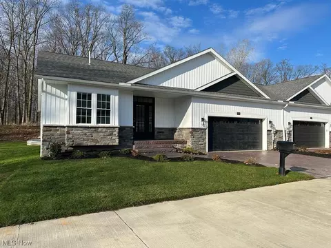 999 Pin Oaks Dr, Broadview Heights, OH 44147