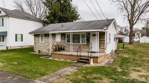 212 Elm St, Belpre, OH 45714