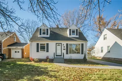 1668 Winchester Rd, Lyndhurst, OH 44124