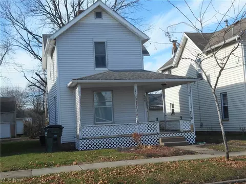 909 S 7th St, Coshocton, OH 43812