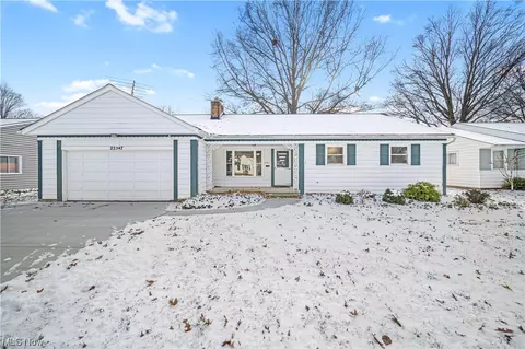 22547 Peach Tree Ln, Rocky River, OH 44116