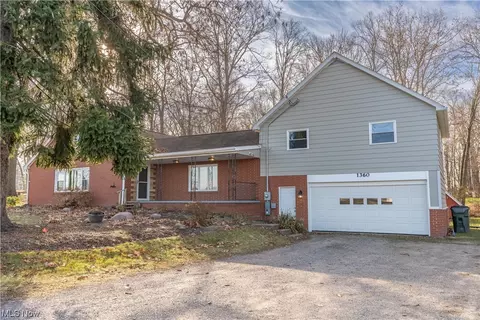 1360 Edison St NW, Hartville, OH 44632