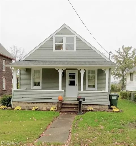 813 Cherry Rd NW, Massillon, OH 44647 photo 1