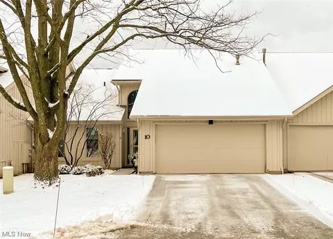 10 Bordeaux Ln, Beachwood, OH 44122