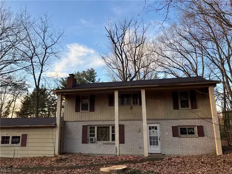 3260 Morrow Dr, Cortland, OH 44410