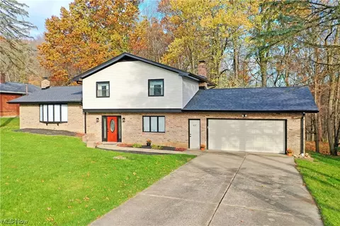637 Esme Dr, Girard, OH 44420