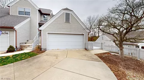 27 Forest Cove Dr #16, Akron, OH 44319