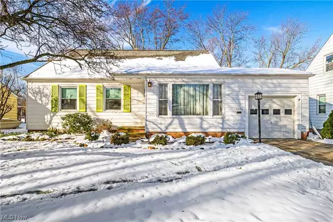 1396 Sunview Rd, Lyndhurst, OH 44124