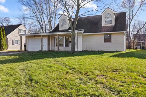 4900 Redwood Dr, Sheffield Lake, OH 44054