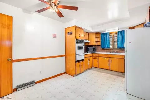 631 High St, Elyria, OH 44035 photo 8
