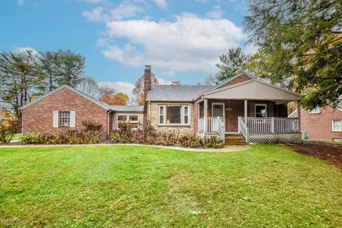 1035 Knoll St SE, North Canton, OH 44709