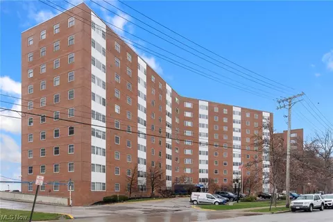 11850 Edgewater Dr #122, Lakewood, OH 44107