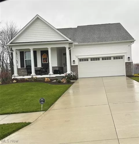 909 Penny Ln, Aurora, OH 44202