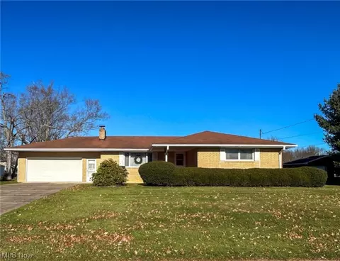 810 Carlton Dr, Campbell, OH 44405