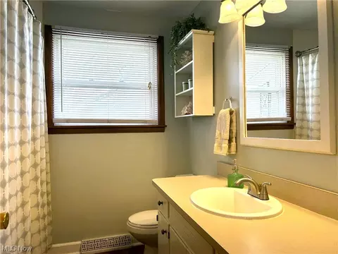 110 Wayne Ave, Creston, OH 44217 photo 4