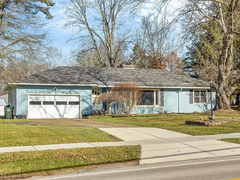 245 E Pioneer Trl, Aurora, OH 44202