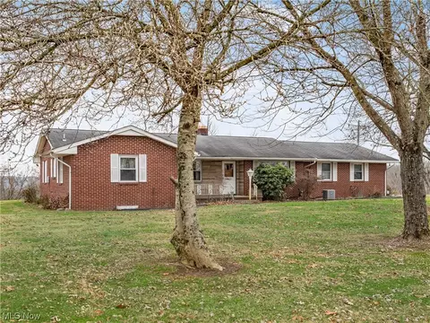 51 Hillcrest Dr, Zanesville, OH 43701