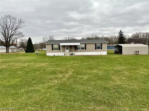 5920 Foxfire Dr, Zanesville, OH 43701