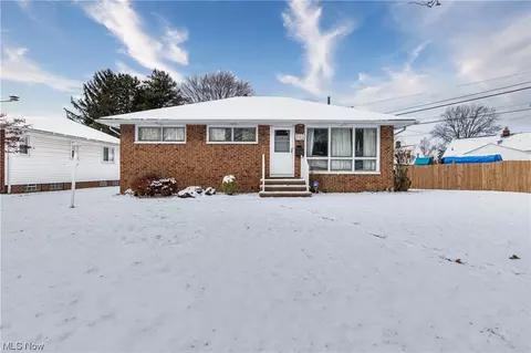 6150 Vernondale Dr, Parma Heights, OH 44130