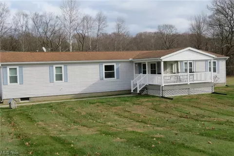 8620 Honeysuckle Ln, Dresden, OH 43821