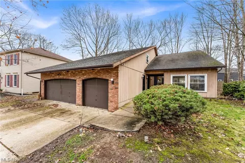 16927 N Red Oak Dr, Strongsville, OH 44136